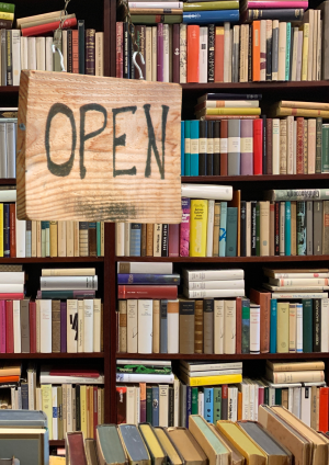 Pułki z książkami i tabliczka OPEN