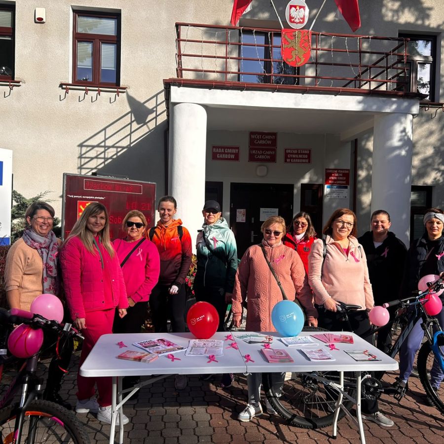 uczestnicy akcji Różowe kilometry - Garbów: zdjęcie wspólne