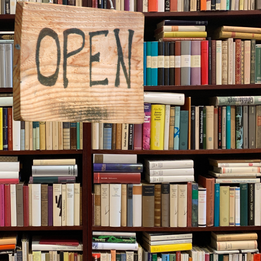 Pułki z książkami i tabliczka OPEN