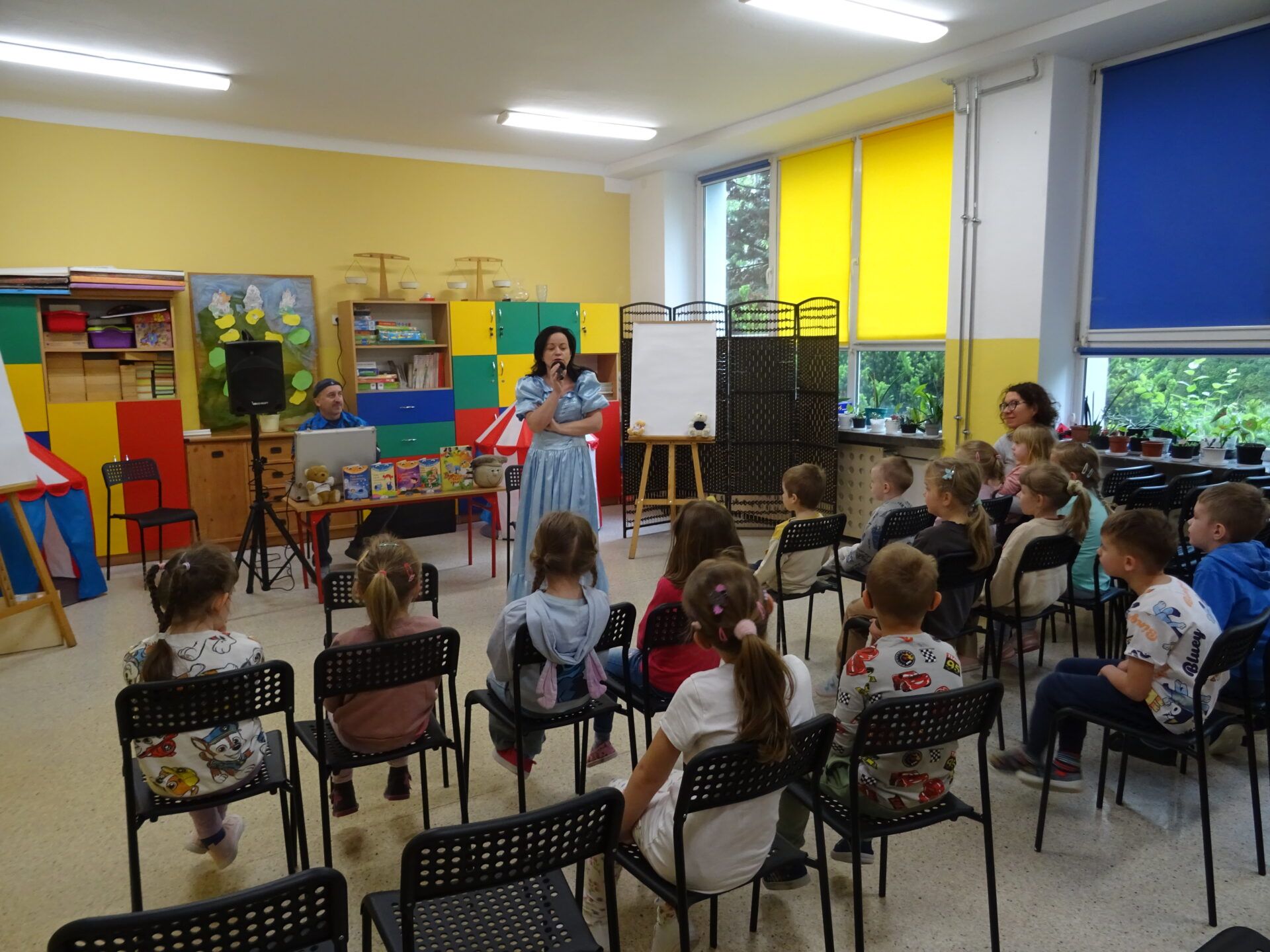 Grupa przedszkolaków w sali szkolnej uczestniczących w spotkaniu autorskim z Edytą i Robertem Zarębskimi.