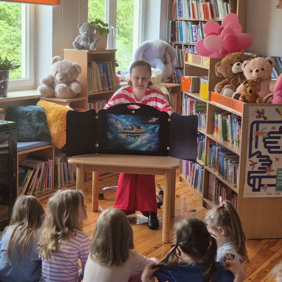 Dzieci na zajęciach biblioterapeutycznych w bibliotece.