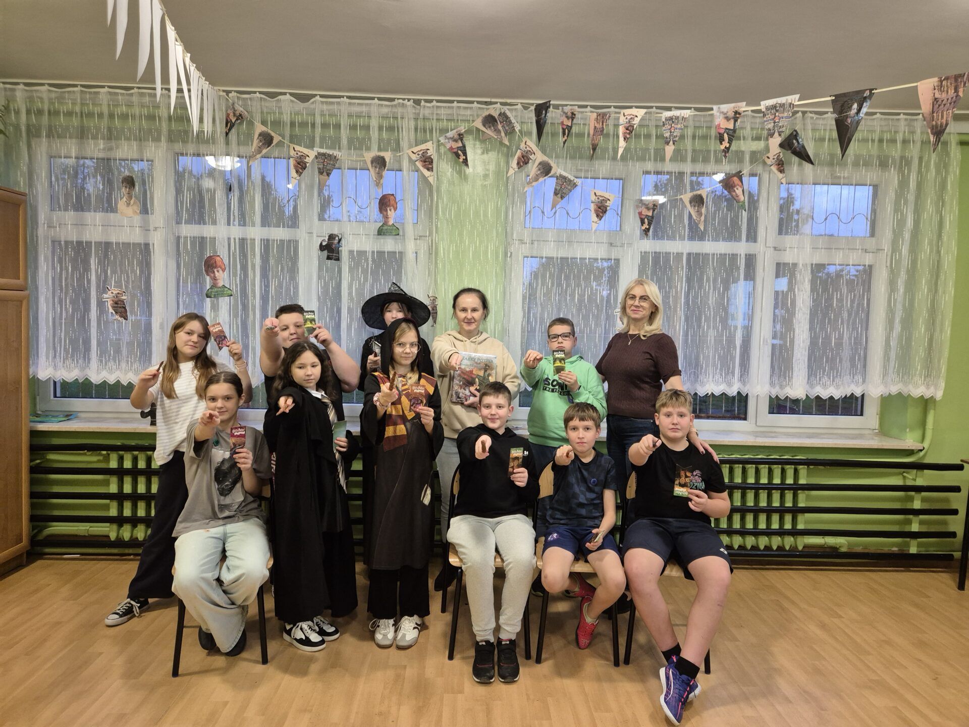 Dwie opiekunki i dziesięcioro dzieci uczestniczących w Nocy Bibliotek