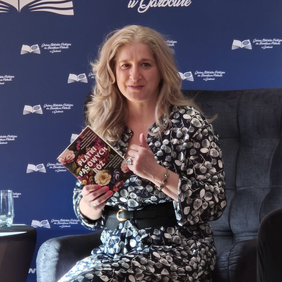Edyta Świętek trzymająca swoją książkę.