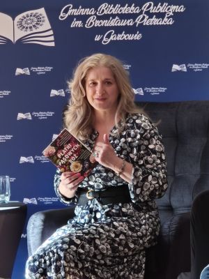 Edyta Świętek trzymająca swoją książkę.