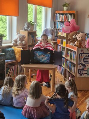 Dzieci na zajęciach biblioterapeutycznych w bibliotece.