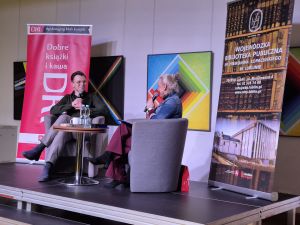 Mężczyzna i kobieta podczas spotkania autorskiego.