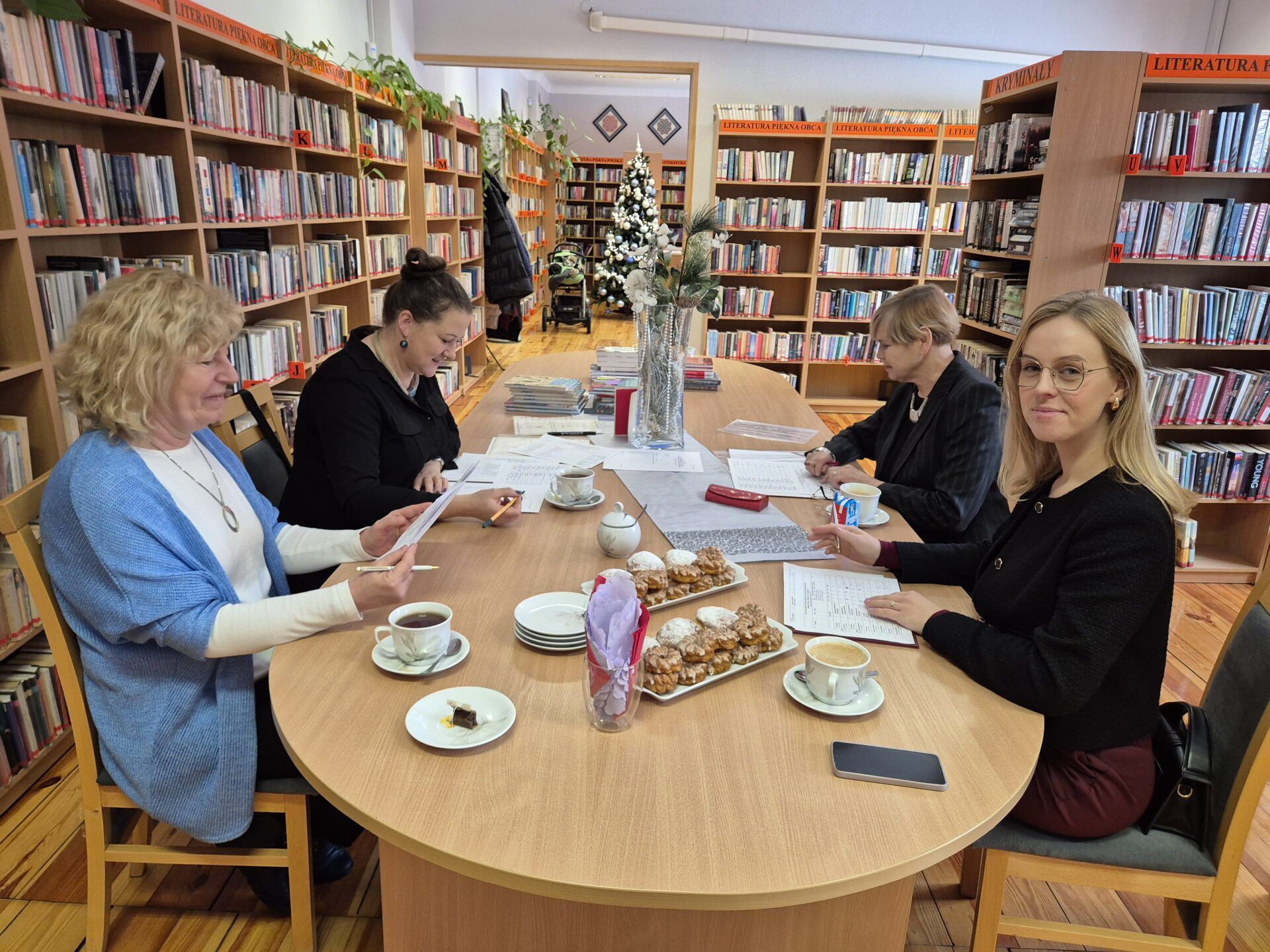 Jury konkursu podczas obrad w bibliotece.