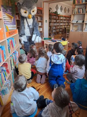 dzieci na lekcji bibliotecznej w bibliotece