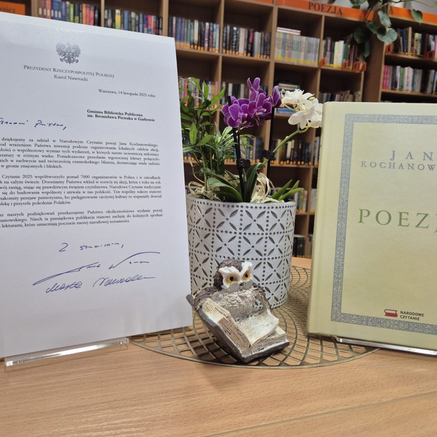 List od Pary Prezydenckiej, książka i kwiaty w doniczce na tle regałów bibliotecznych