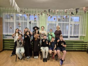 Dwie opiekunki i dziesięcioro dzieci uczestniczących w Nocy Bibliotek