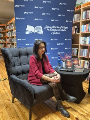 Magda Stachula w bibliotece.