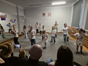 14 dzieci tańczących w przedstawieniu dla rodziców