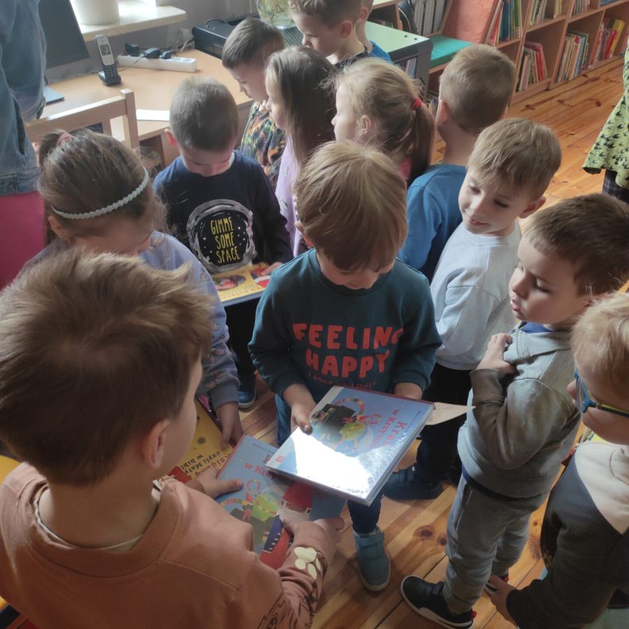 Przedszkolaki odbierające wyprawkę czytelniczą "Mała książka - wielki człowiek".