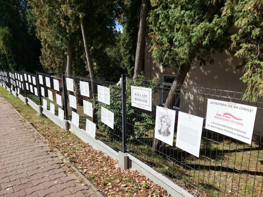 Zdjęcie ogrodzenia z wieloma tabliczkami wydarzenia Narodowe Czytanie