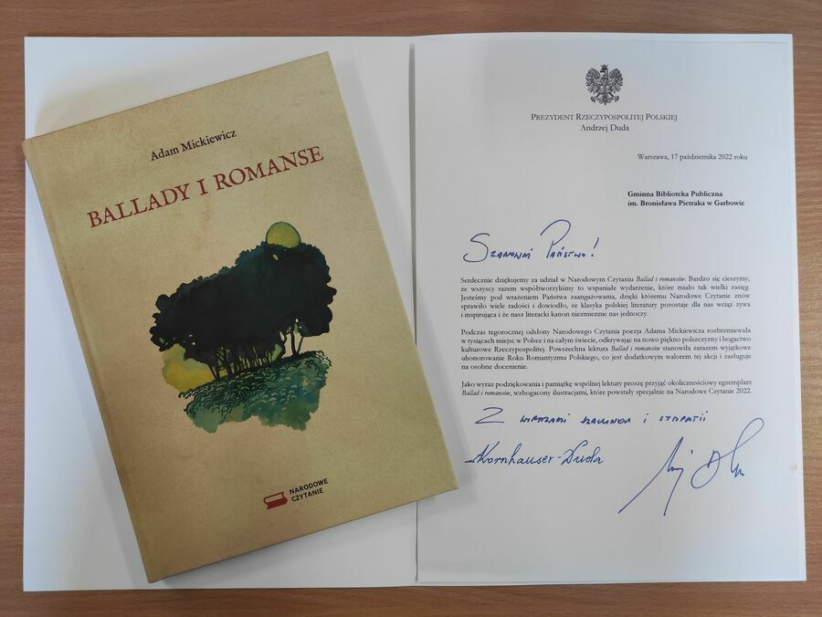 Pismo z podziękowaniem od Prezydenta Andrzeja Dudy. Obok książka Ballady i Romanse Adama Mickiewicza