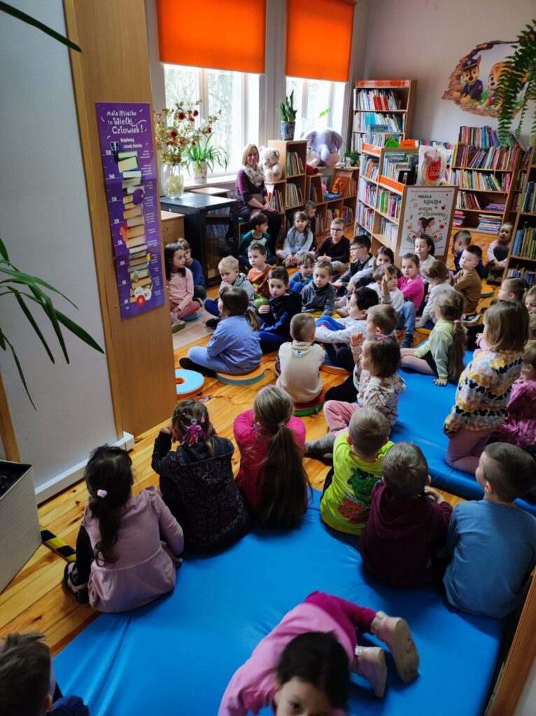 Dzieci z przedszkola podczas lekcji bibliotecznej.