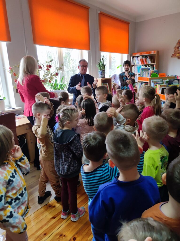 Wójt Gminy Garbów Pan Kazimierz Firlej rozmawiający z dziećmi.