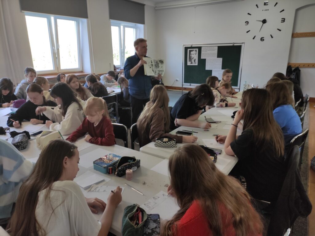 Uczniowie SP w Garbowie uczestniczący w warsztatach komiksowych prowadzonych przez Zbigniewa Masternaka.