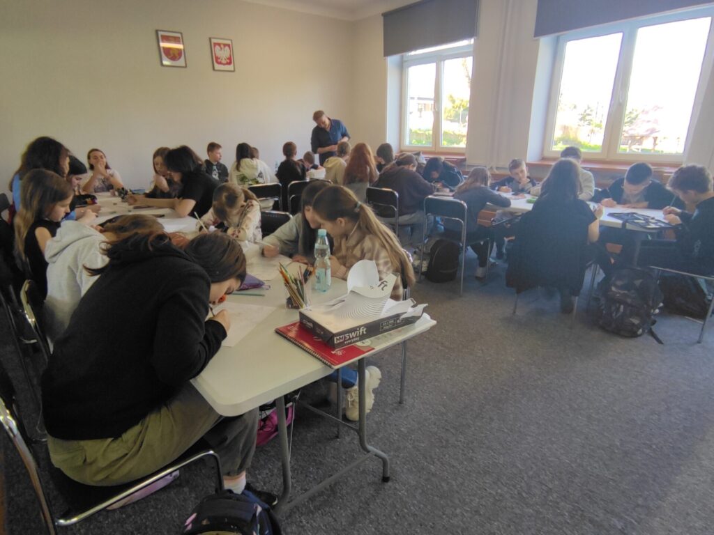 Uczniowie SP w Garbowie uczestniczący w warsztatach komiksowych prowadzonych przez Zbigniewa Masternaka.