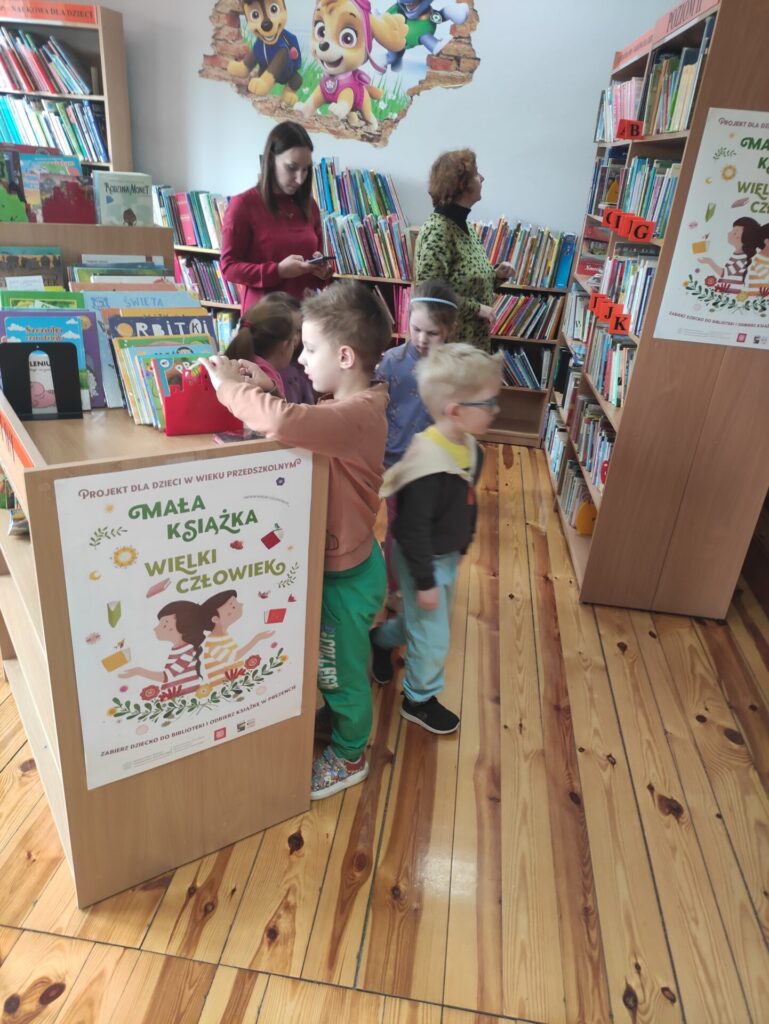 Dzieci zwiedzające bibliotekę pod opieka przedszkolanek.