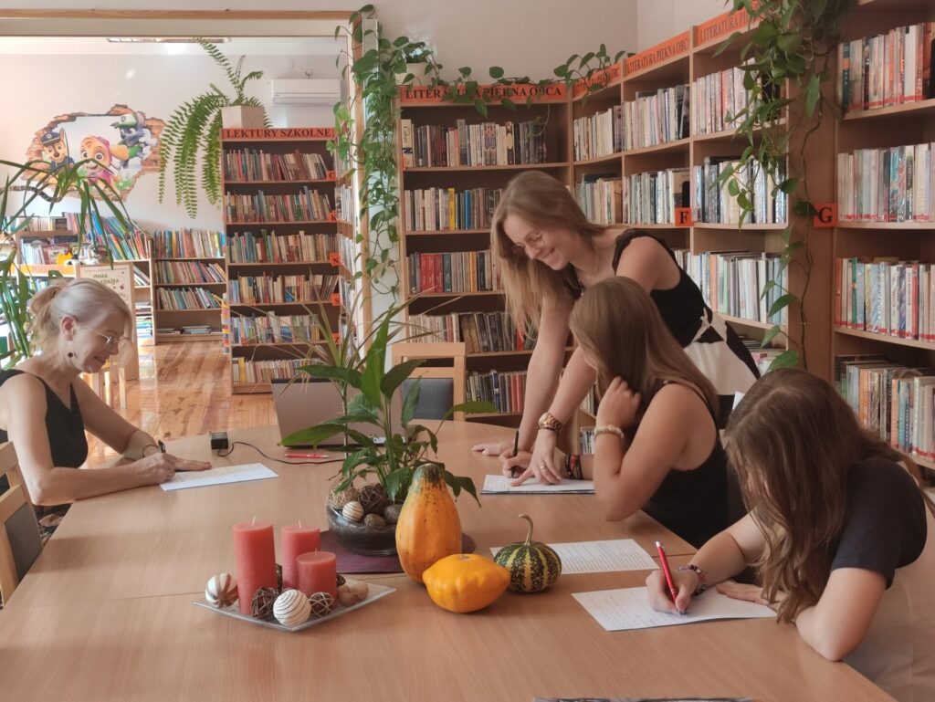 cztery kobiety uczestniczące w warsztatach w bibliotece