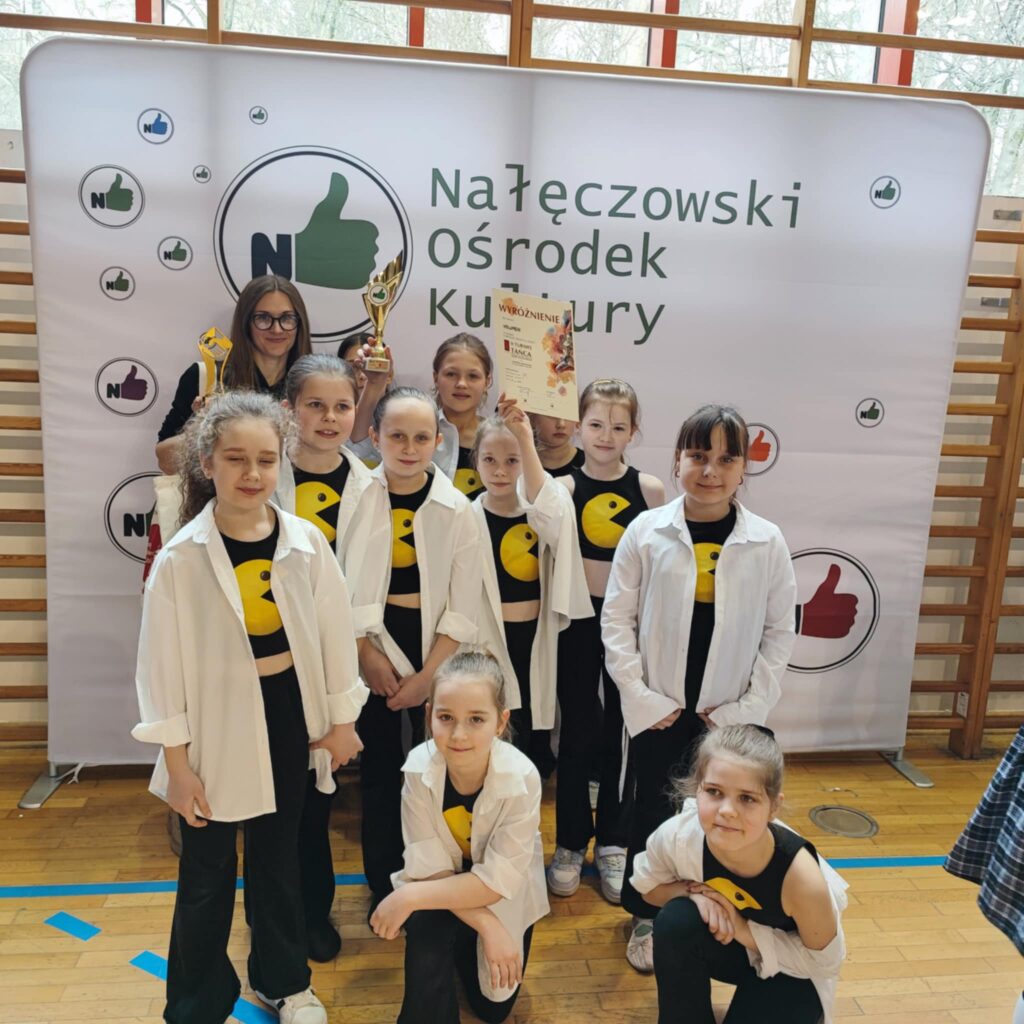 Zespół Tańca Nowoczesnego Volumen z instruktorką na turnieju tańca w Nałęczowie, z dyplomem i pucharami.