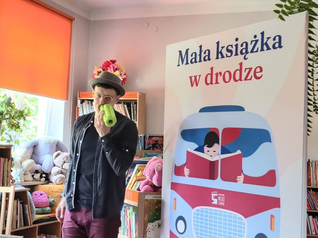 Animator na warsztatach w bibliotece.