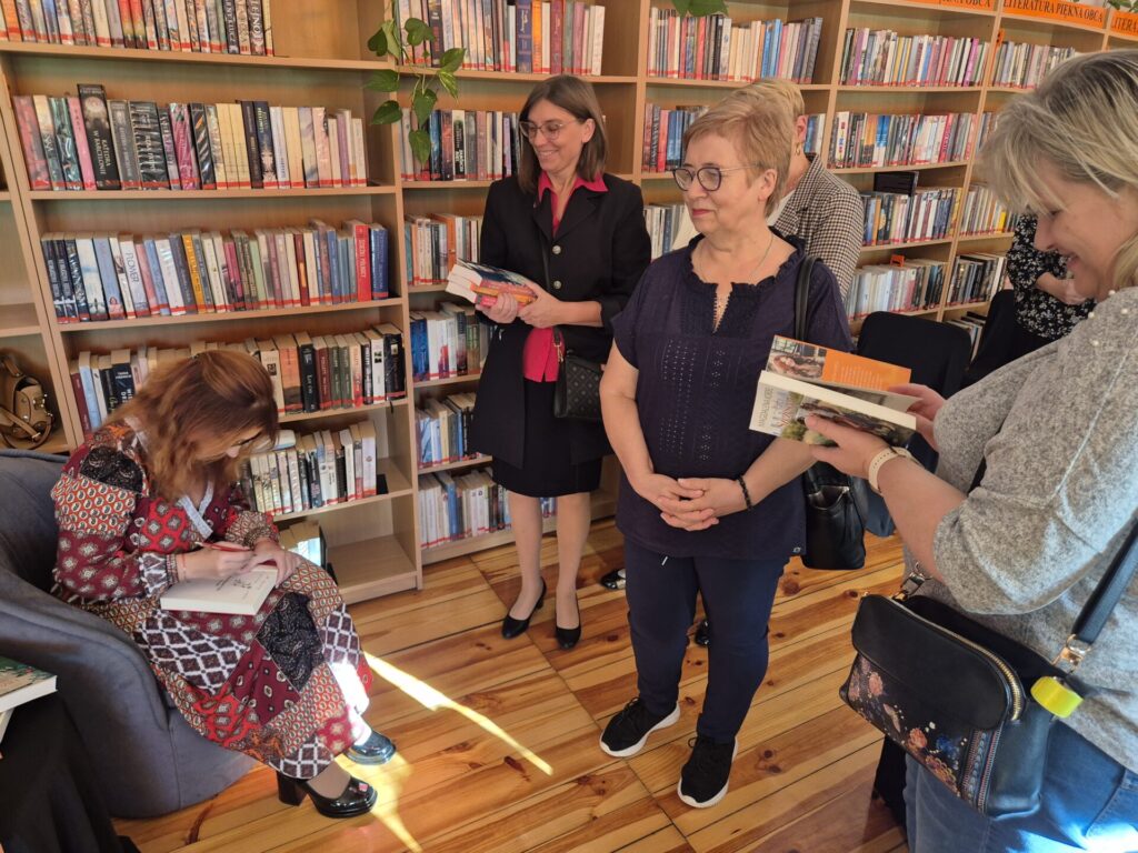 Magdalena Kordel podpisująca książki czytelnikom