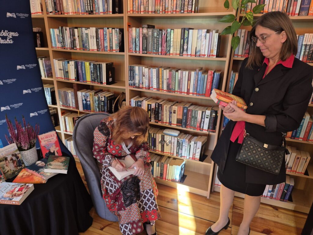 Magdalena Kordel podpisująca książkę czytelniczce