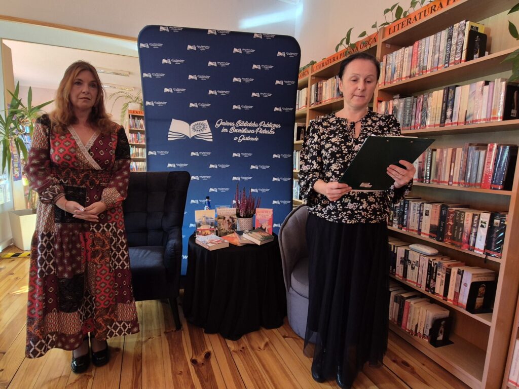 bibliotekarka i Magdalena Kordel na spotkaniu autorskim w bibliotece