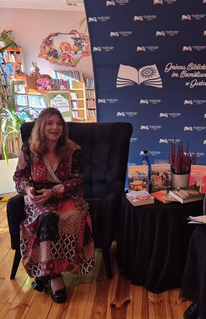 Magdalena Kordel, książki autorki na stoliku