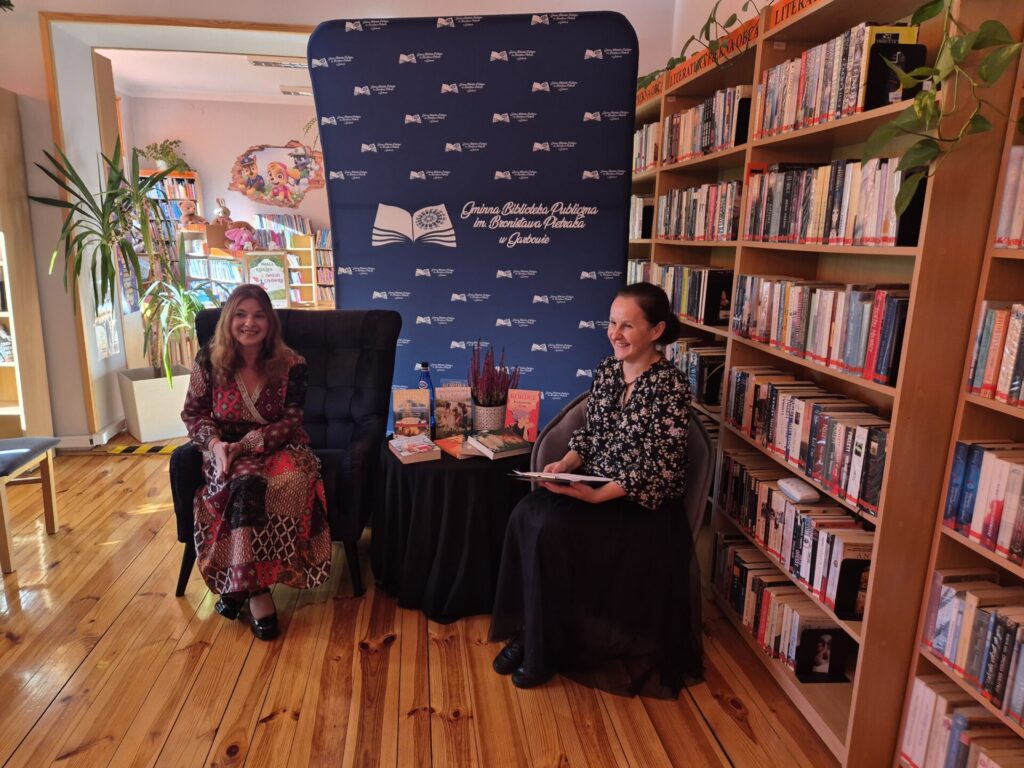 bibliotekarka w rozmowie z Magdaleną Kordel w bibliotece