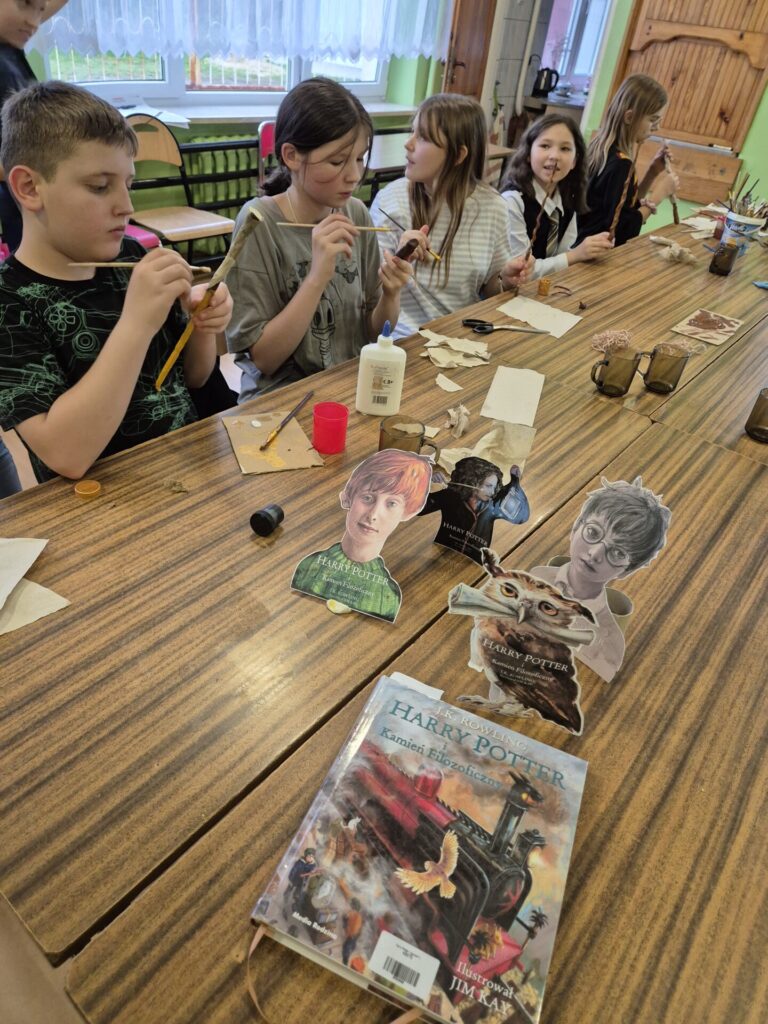 dzieci wykonujące pracę plastyczną