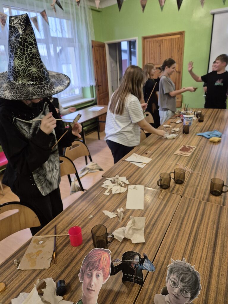 dzieci wykonujące pracę plastyczną