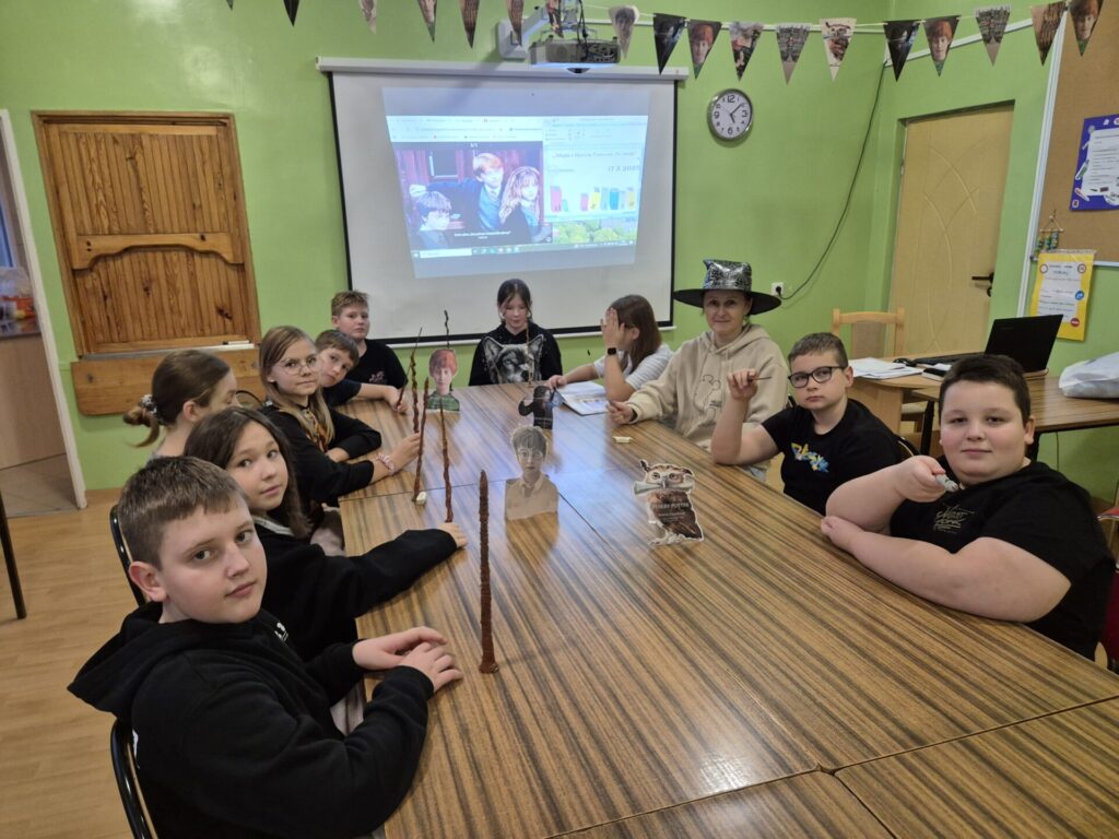 dziesięcioro dzieci siedzących przy stole