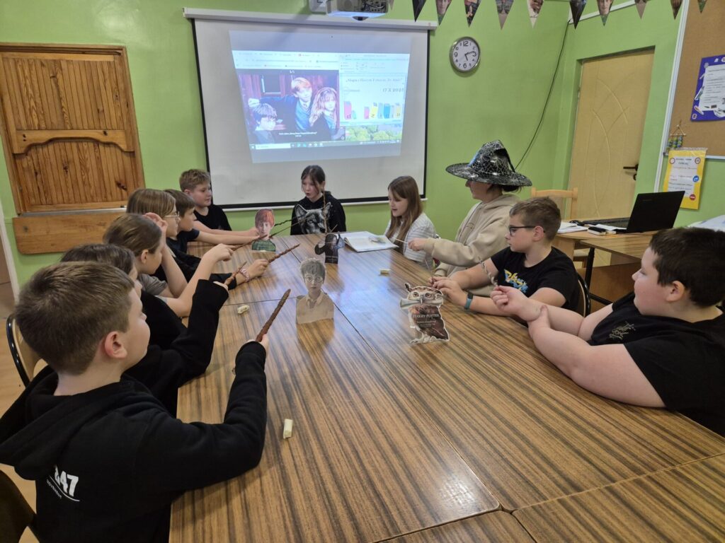 dziesięcioro dzieci siedzących przy stole