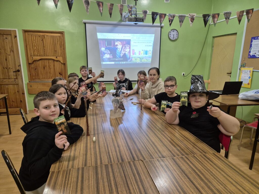 dziesięcioro dzieci siedzących przy stole