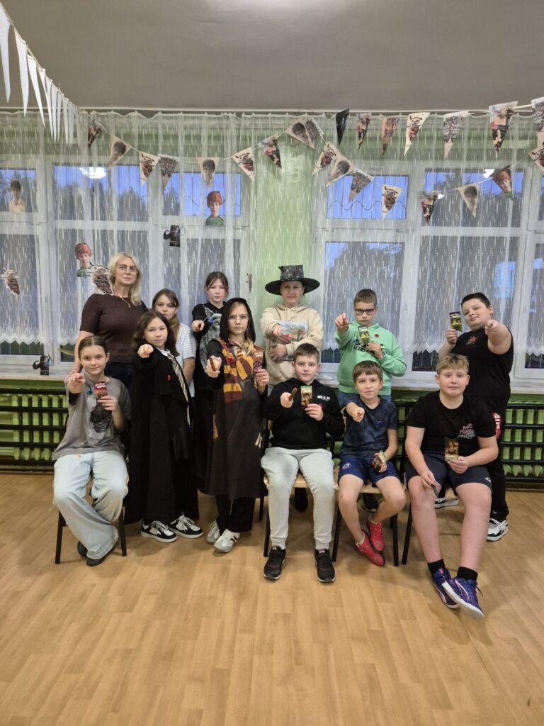 dziesięcioro dzieci i opiekunki - uczestnicy Nocy Bibliotek