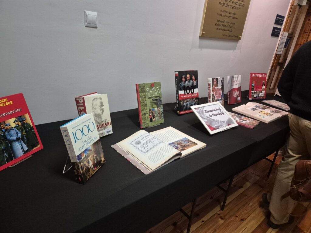 Wystawa książek "Literackie drogi do Niepodległej"