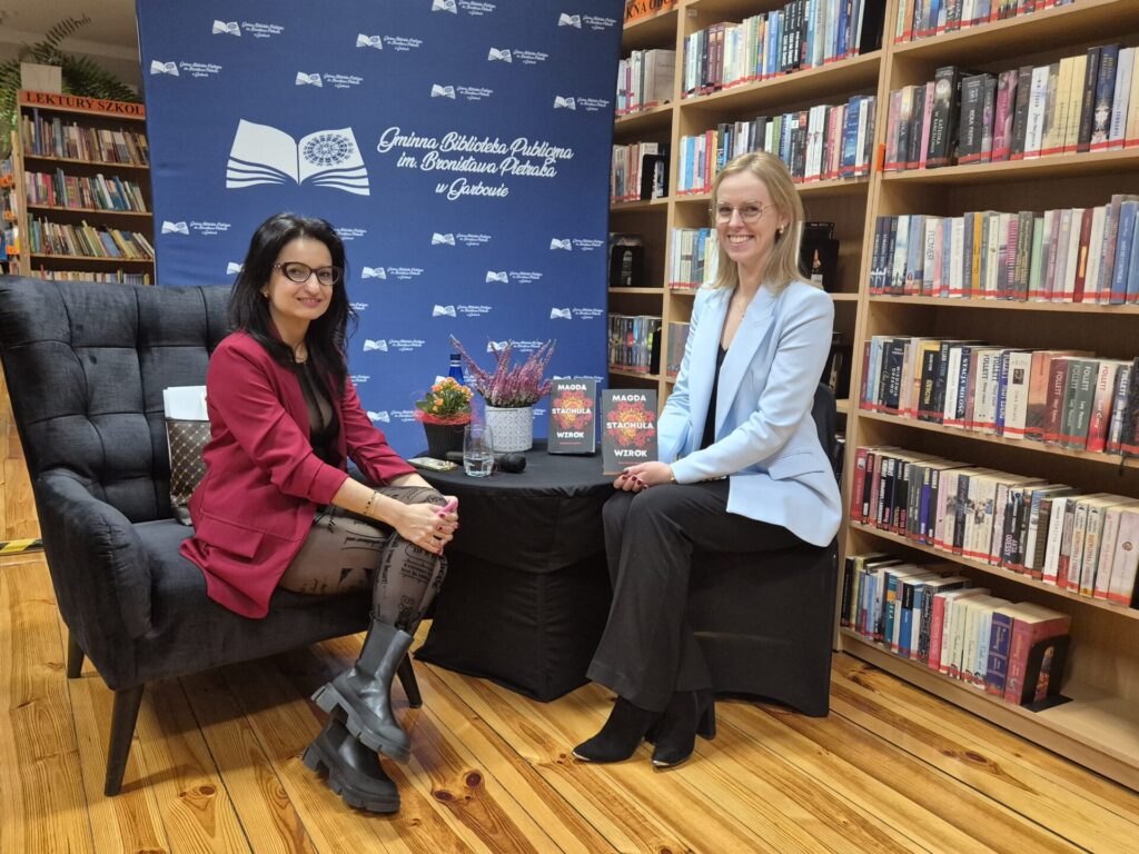 Magda Stachula z czytelniczką podczas spotkania autorskiego.