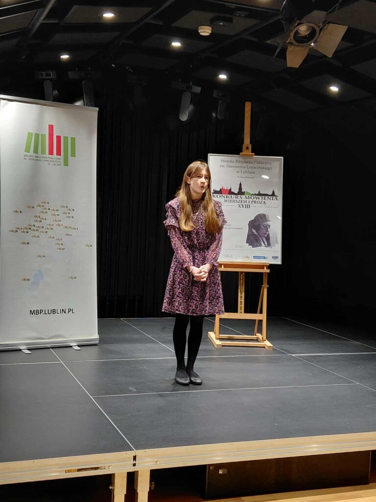 uczestniczka Konkursu mówienia wierszem i prozą