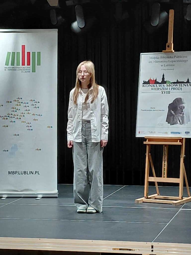 uczestniczka Konkursu mówienia wierszem i prozą