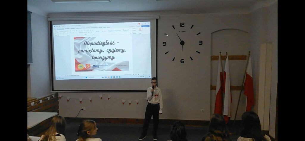 chłopiec śpiewający piosenkę 