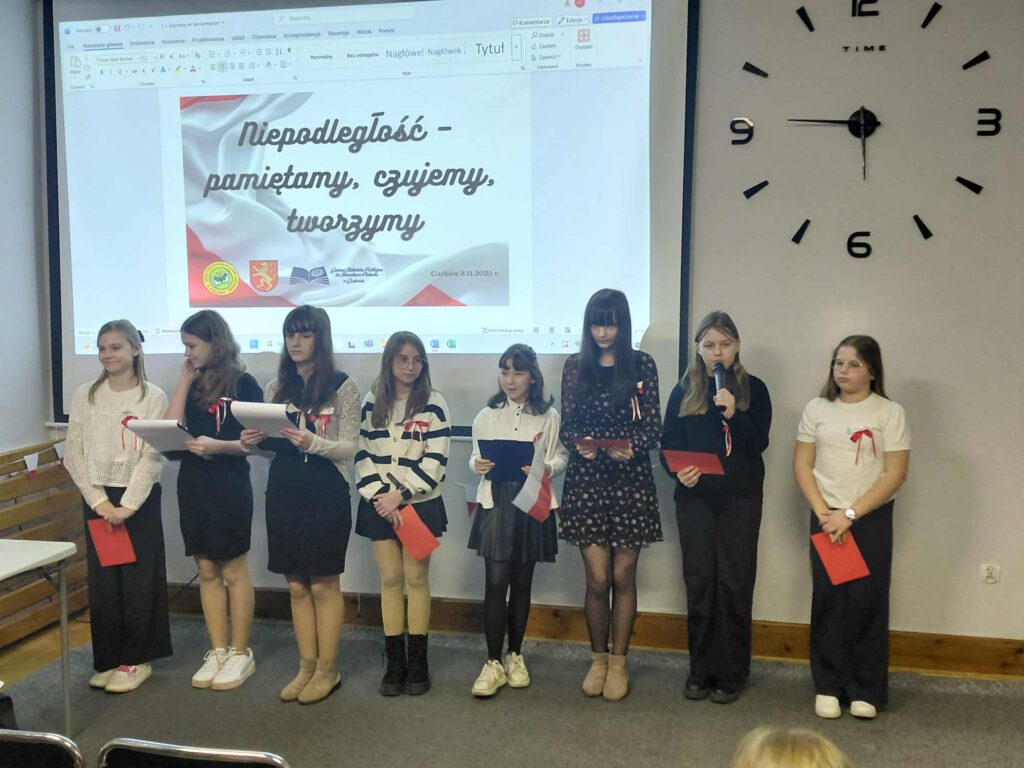 uczniowie uczestniczący w uroczystości  z okazji 11 listopada w bibliotece