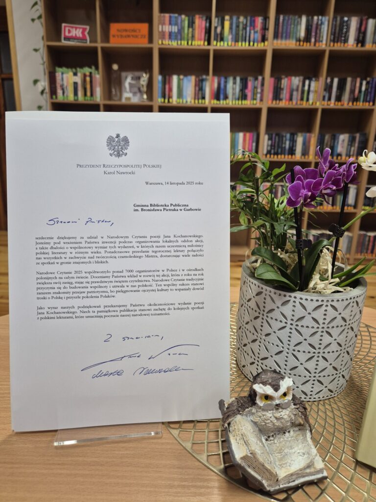 list, kwiaty i sówka na tle książek w bibliotece