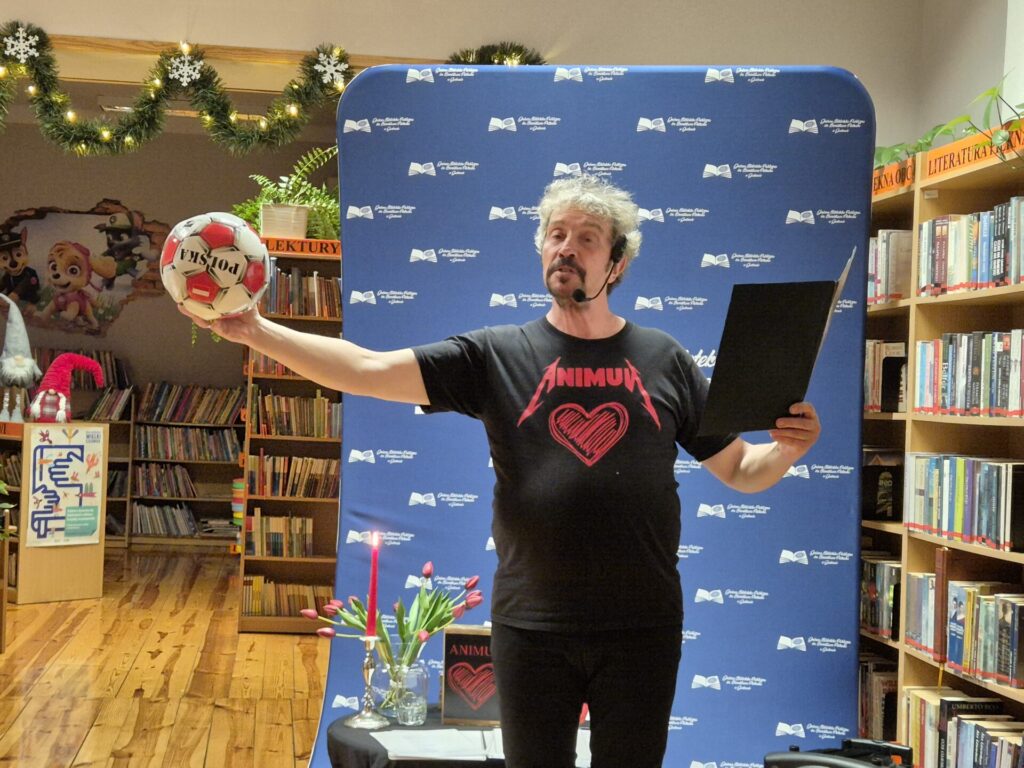 Piotr Pilarski podczas spotkania autorskiego w bibliotece.