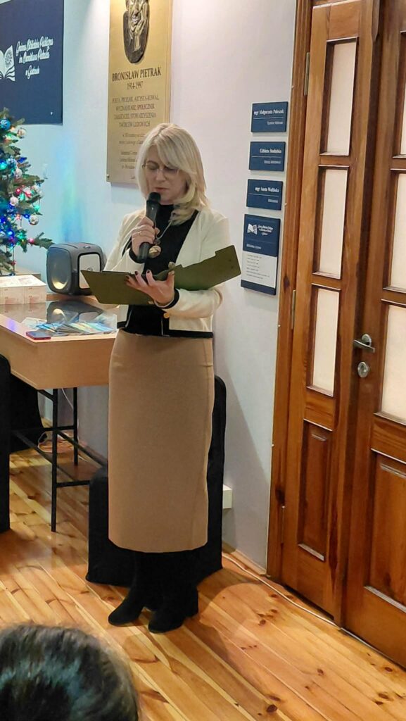 Kobieta mówiąca przez mikrofon.