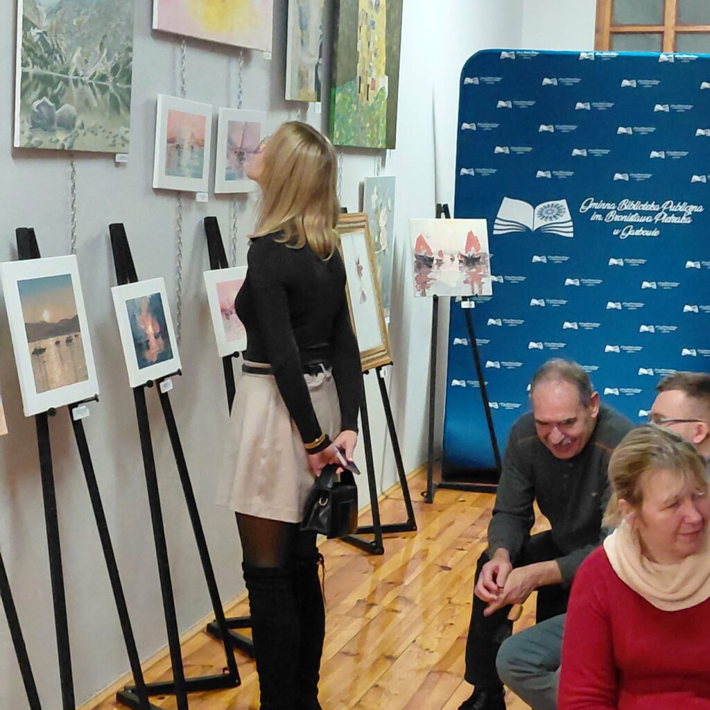 Kilka osób na wernisażu.