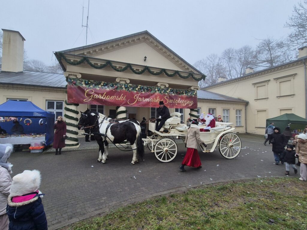 Zaprzęg konny wiozący Mikołaja oraz uczestnicy Jarmarku