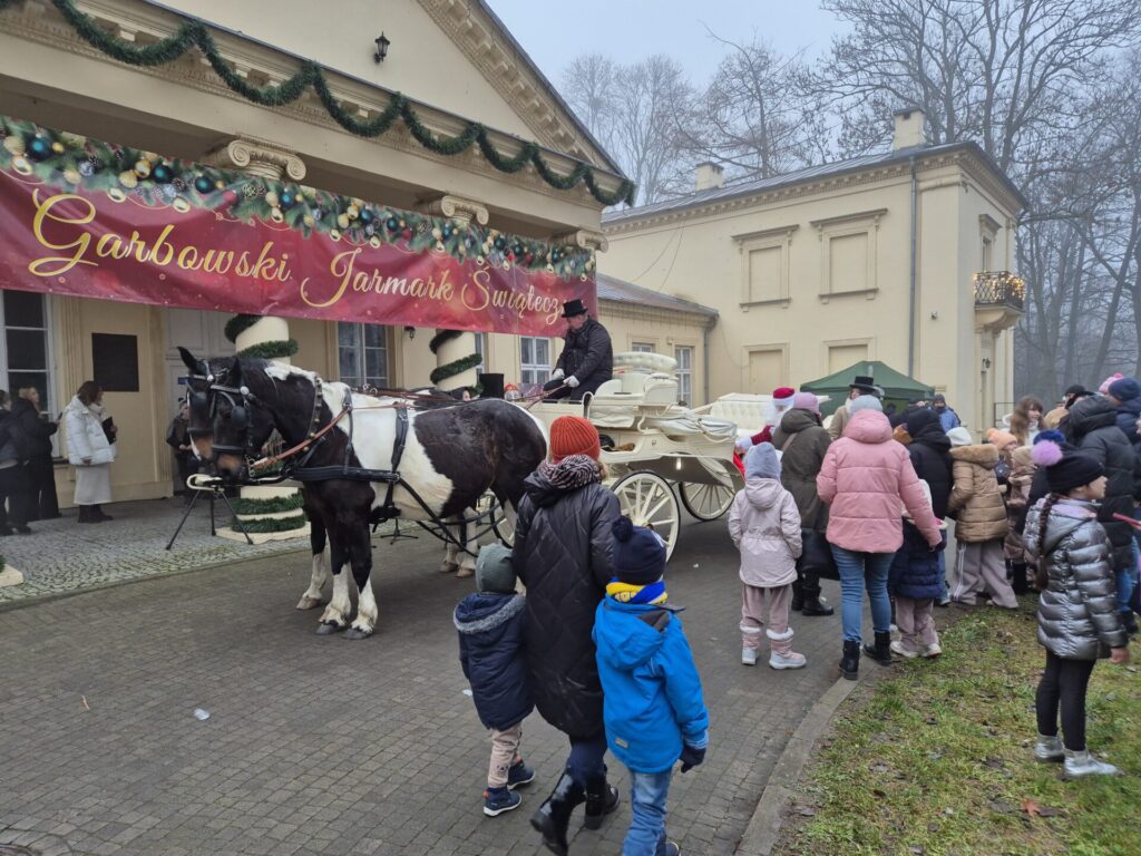 Zaprzęg konny wiozący Mikołaja oraz uczestnicy Jarmarku